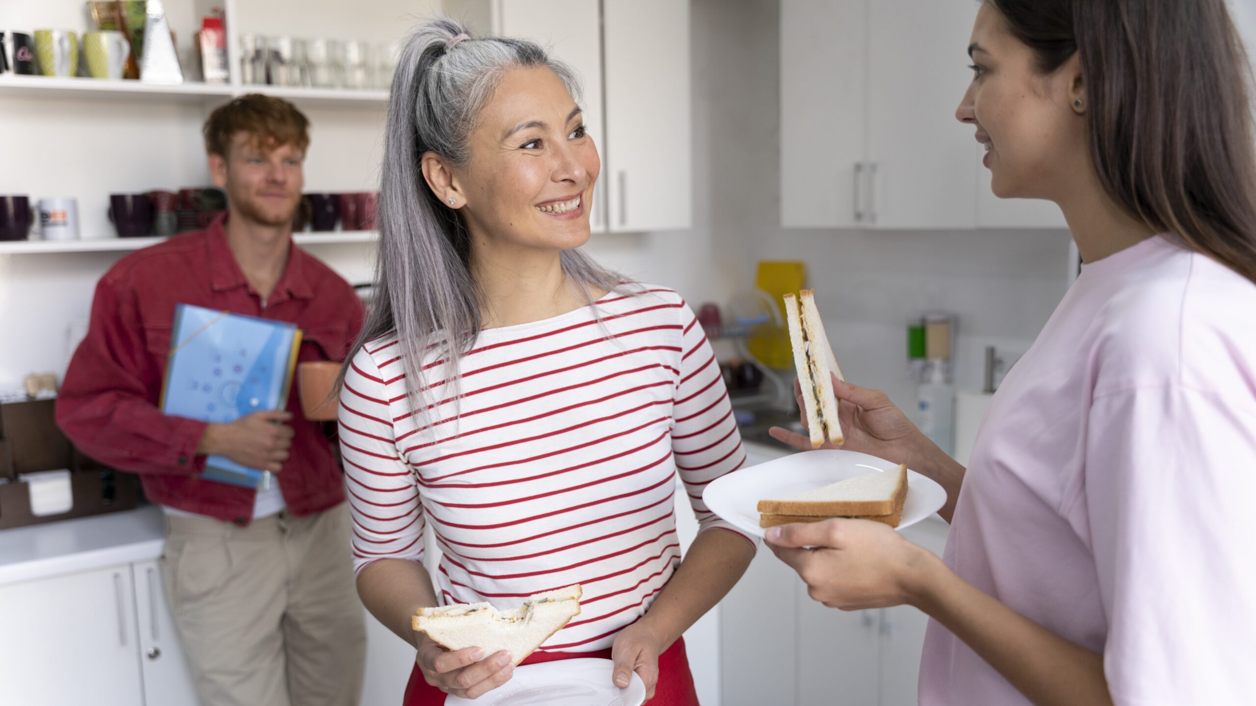 Colaborador segurando um cartão de benefícios ao lado de uma mesa de refeições, representando a importância dos benefícios de alimentação para a satisfação e bem-estar no ambiente corporativo.