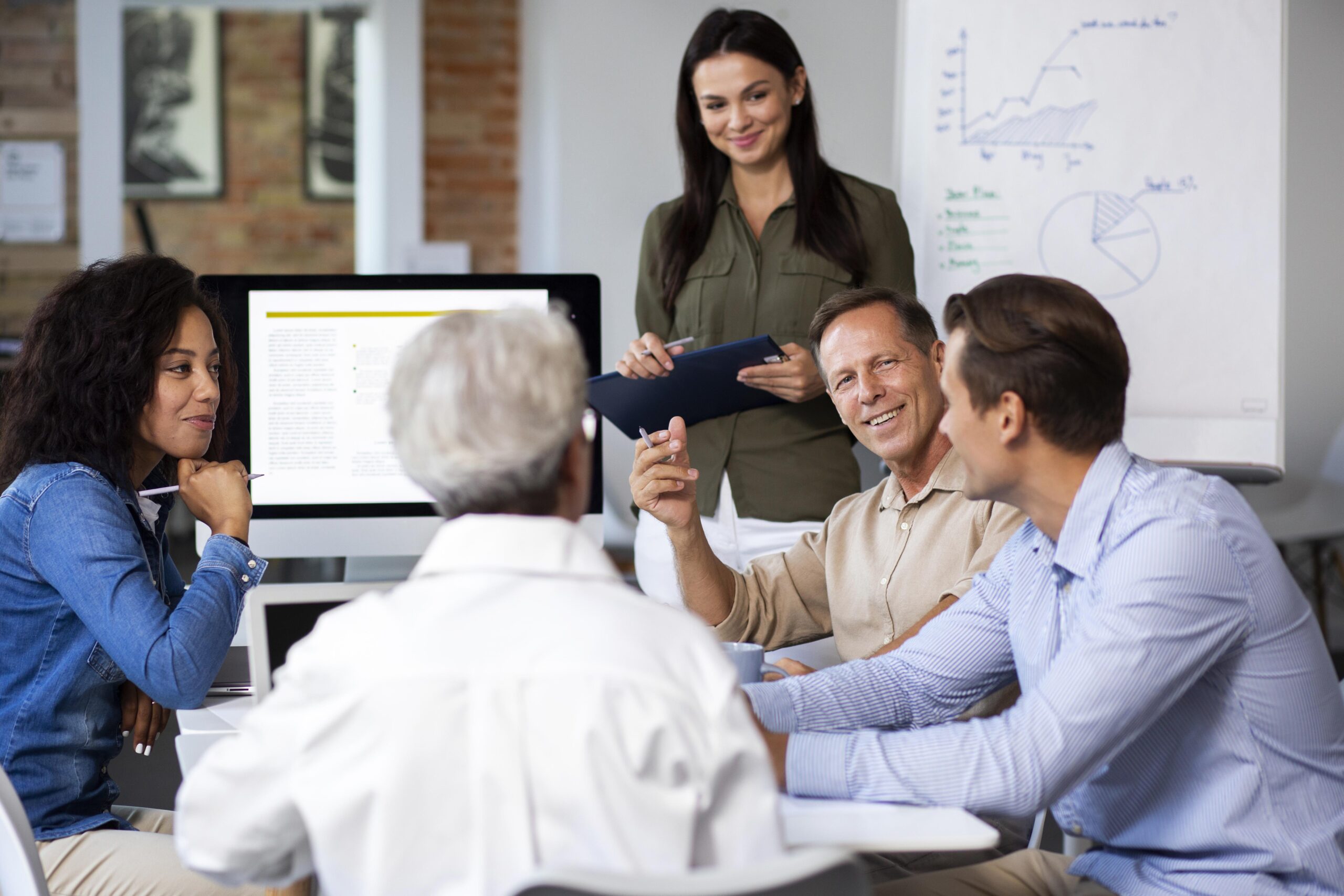 Profissional de Recursos Humanos analisando currículos em uma mesa de trabalho, representando as funções estratégicas de recrutamento e gestão de talentos dentro de uma empresa.