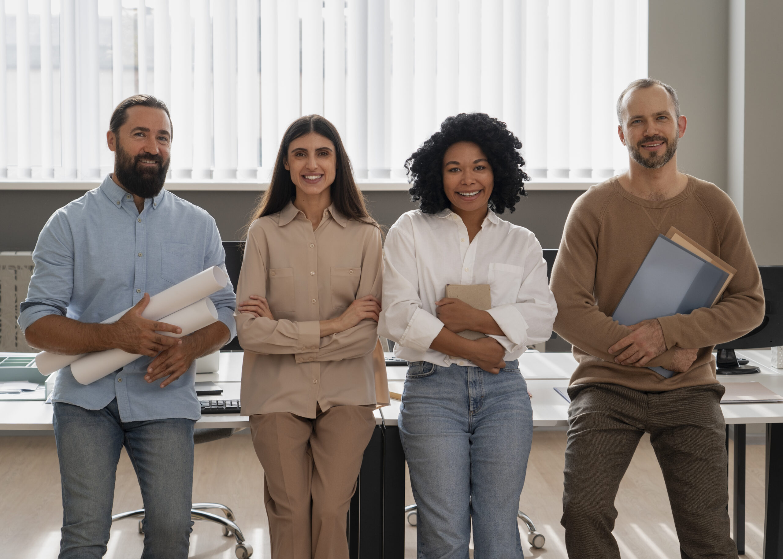 Equipe de colegas de trabalho reunida em um ambiente corporativo, demonstrando interação positiva e colaboração para fortalecer o clima organizacional.