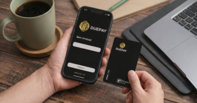 Conta Digital DuePay no app com transferência e cartão DuePay Multiplus na mão, em mesa de trabalho com notebook e café.