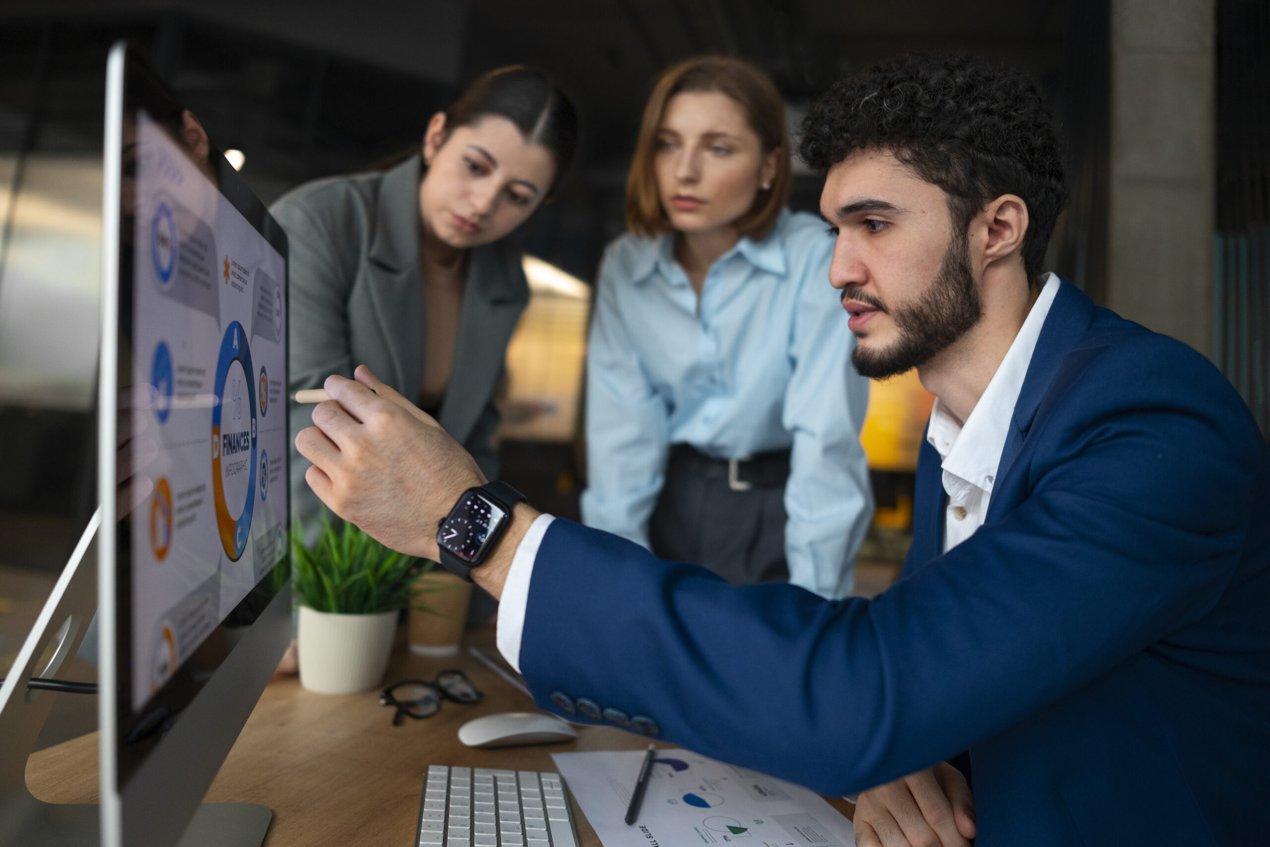 Imagem ilustrativa com profissionais de RH analisando gráficos e estratégias de gestão de benefícios corporativos, representando a importância do planejamento estratégico no bem-estar dos colaboradores.