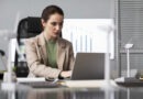 Profissional de RH analisando plataforma digital de gestão de benefícios em notebook