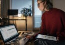 Profissional de RH avaliando relatórios de turnover e analisando estratégias de retenção com foco em benefícios.