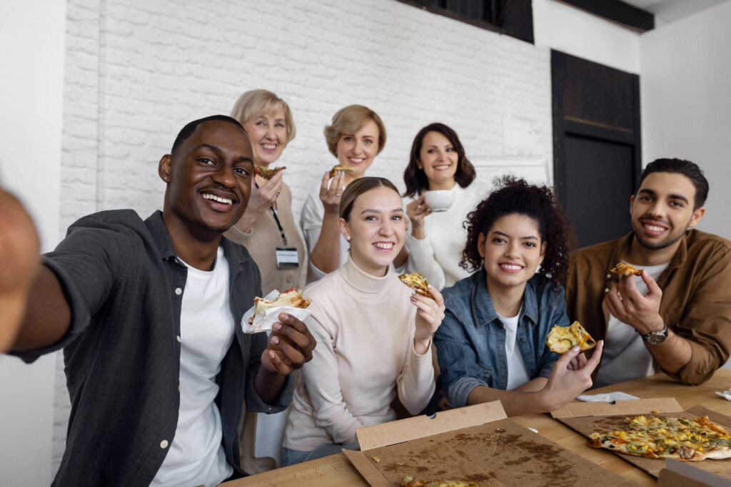 Imagem ilustrativa mostrando colaboradores felizes e engajados em um ambiente de trabalho com o uso de benefícios corporativos personalizados.