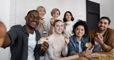 Imagem ilustrativa mostrando colaboradores felizes e engajados em um ambiente de trabalho com o uso de benefícios corporativos personalizados.