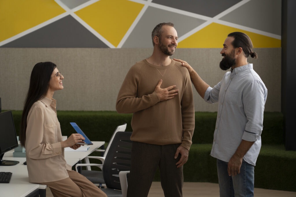 Colaboradores em ambiente de trabalho colaborativo, representando o impacto positivo da saúde psicossocial nas empresas.