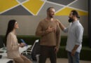 Colaboradores em ambiente de trabalho colaborativo, representando o impacto positivo da saúde psicossocial nas empresas.