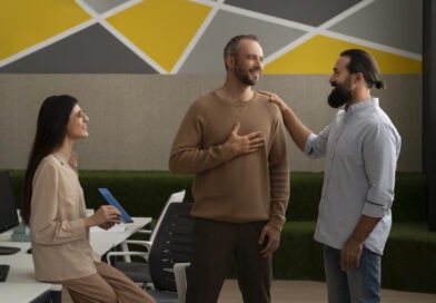 Colaboradores em ambiente de trabalho colaborativo, representando o impacto positivo da sa&uacute;de psicossocial nas empresas.