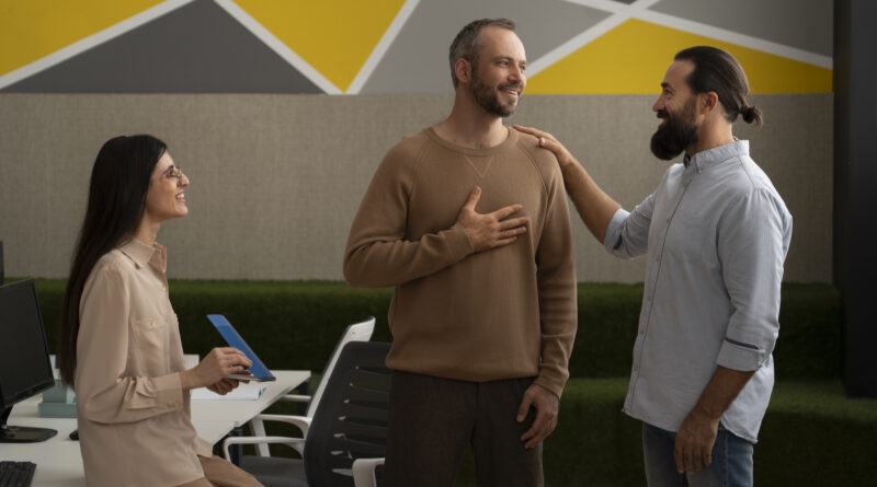 Colaboradores em ambiente de trabalho colaborativo, representando o impacto positivo da saúde psicossocial nas empresas.