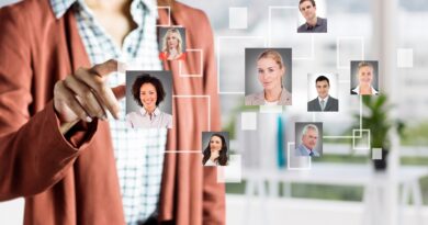 Ilustração de inteligência artificial no RH com pessoas interagindo com gráficos, dados e processos automatizados, representando recrutamento, engajamento e tecnologia aplicada à gestão de pessoas.
