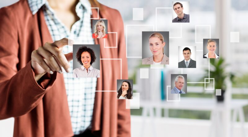 Ilustração de inteligência artificial no RH com pessoas interagindo com gráficos, dados e processos automatizados, representando recrutamento, engajamento e tecnologia aplicada à gestão de pessoas.