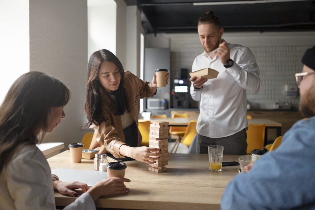 Colaboradores em escritório moderno demonstrando bem-estar corporativo e trabalho em equipe