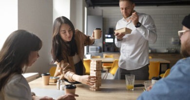 Colaboradores em escrit&oacute;rio moderno demonstrando bem-estar corporativo e trabalho em equipe