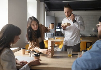 Colaboradores em escrit&oacute;rio moderno demonstrando bem-estar corporativo e trabalho em equipe