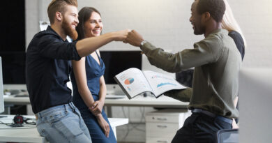 Equipe de colaboradores e gestor de RH interagindo em ambiente corporativo, representando a importância da experiência do colaborador na gestão de benefícios.