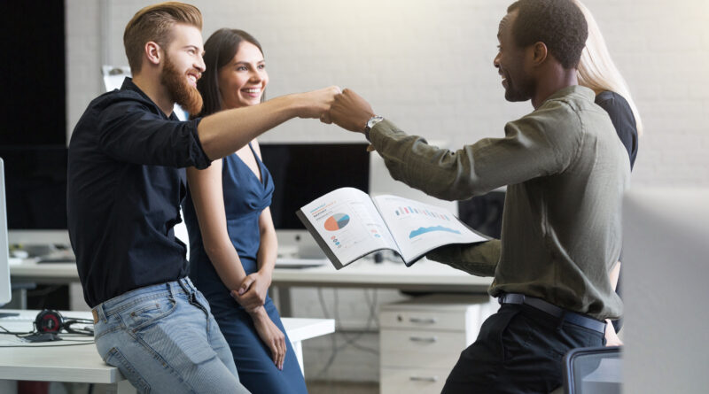 Equipe de colaboradores e gestor de RH interagindo em ambiente corporativo, representando a importância da experiência do colaborador na gestão de benefícios.