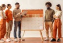 de uma equipe de RH organizando planilhas e calend&aacute;rios de dezembro, simbolizando as rotinas de fim de ano no RH e o planejamento estrat&eacute;gico para come&ccedil;ar 2026 com efici&ecirc;ncia e controle.