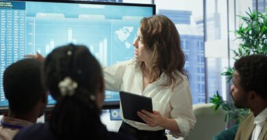 Equipe executiva reunida analisando dados financeiros em uma sala de reunião moderna, representando controle de gastos corporativos com decisão estratégica e colaboração.