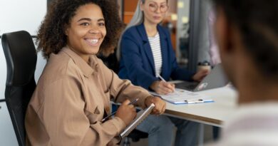 Gestora de RH revisando a política de benefícios para funcionários em reunião com financeiro e jurídico