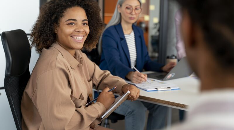 Gestora de RH revisando a política de benefícios para funcionários em reunião com financeiro e jurídico
