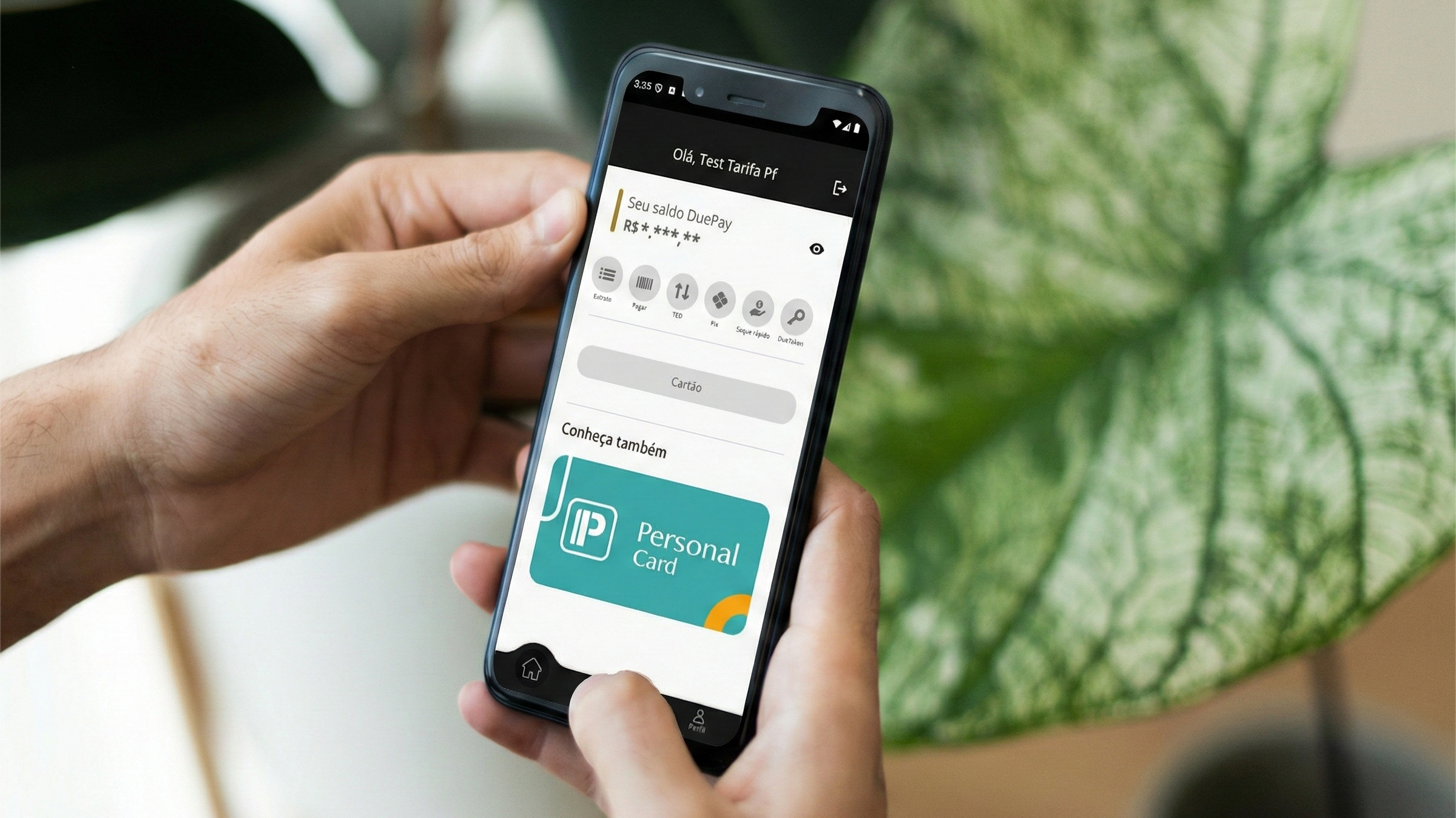 Conta Digital DuePay no app em smartphone, exibindo saldo e atalhos de Pix e pagamentos, com usuário segurando o celular em ambiente de uso.