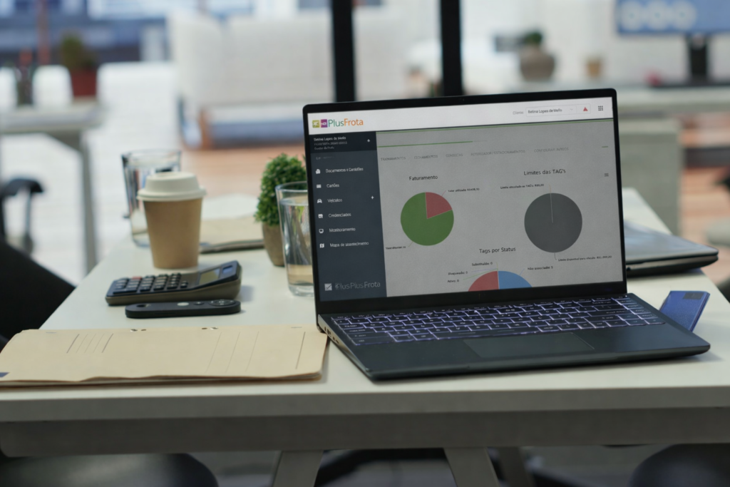Dashboard de frota exibido em notebook com indicadores de gestão e análise operacional em ambiente de trabalho