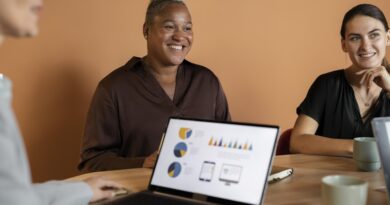 implantação de benefícios corporativos em reunião de alinhamento com equipe analisando indicadores e estrutura de operação