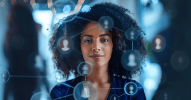 Quarta onda do RH: por que ser estratégico já não basta Mulher em ambiente corporativo com conexões digitais, representando a quarta onda do RH e a gestão orientada por stakeholders.